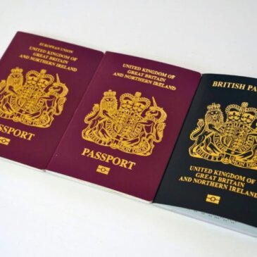 Brytyjczycy wciąż korzystający z czerwonych paszportów muszą sprawdzić ich ważność przed wakacyjnymi podróżami